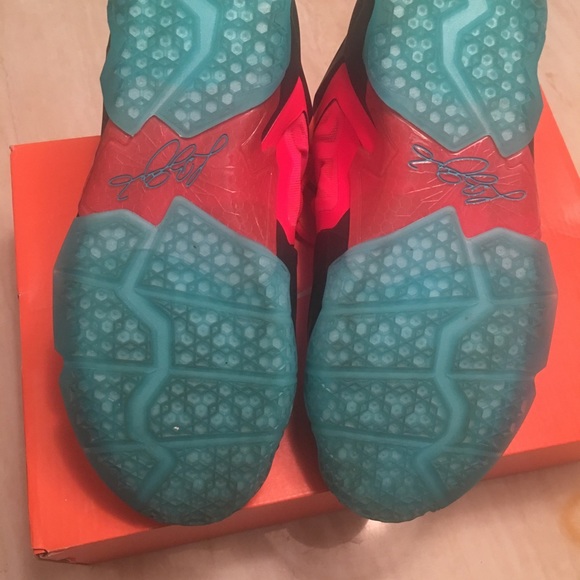 Like new Lebron sneakers - Picture 4 of 4